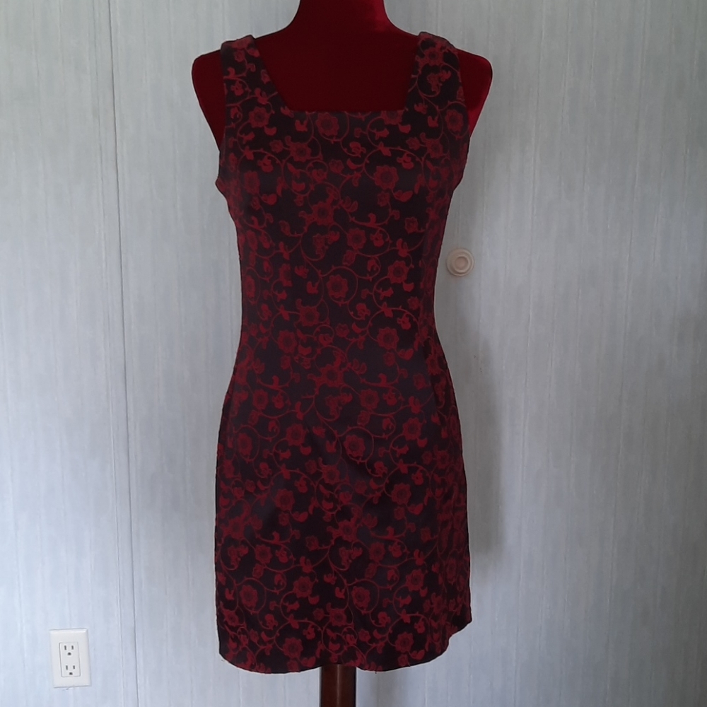 Sleeveless sheath dress
